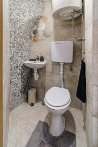 Kúpeľňa v ubytovaní Aryjina kuća, mountain & seaview studio apartment - rooftop terrace
