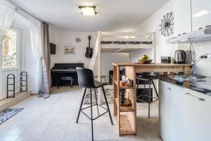 Kuchyňa alebo kuchynka v ubytovaní Aryjina kuća, mountain & seaview studio apartment - rooftop terrace