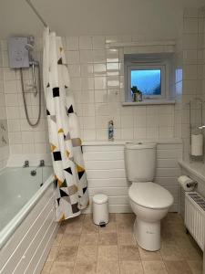 Et badeværelse på 3-bedroom home with free parking