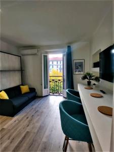 uma sala de estar com um sofá e uma mesa em - La Casa delle Meraviglie- Porta Romana Edition em Milão