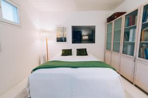 ロヴァニエミにあるVilla Snow Whiteの白いベッドルーム(大きな白いベッド付)