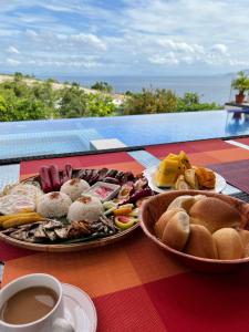 uma mesa com dois pratos de comida e uma chávena de café em Villa Amihan em Puerto Galera