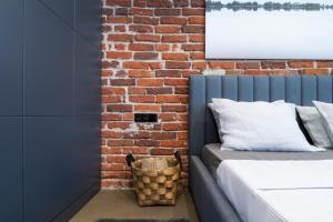 A bed or beds in a room at The Grey Apartment