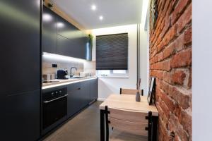 A kitchen or kitchenette at The Grey Apartment