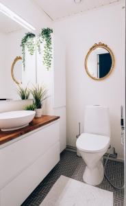 ロヴァニエミにあるVilla Snow Whiteのバスルーム(白いトイレ、シンク付)