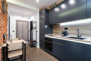 A kitchen or kitchenette at The Grey Apartment