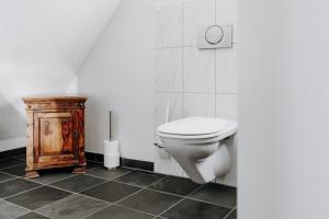 ein Badezimmer mit einem WC und einem Holzschrank in der Unterkunft Selda's in Schaffhausen