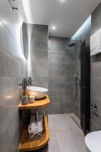 A bathroom at The Grey Apartment