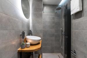 A bathroom at The Grey Apartment