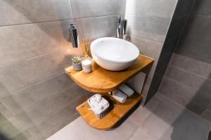 A bathroom at The Grey Apartment