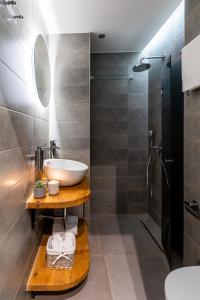 The Grey Apartment في صوفيا: حمام مع حوض ودش
