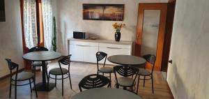 A television and/or entertainment centre at Le Rustiche Foresteria