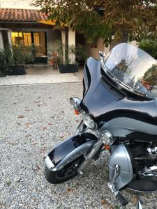 una moto aparcada frente a una casa en CHAMBRE CENTRE VILLE Coté soleil en Forcalquier