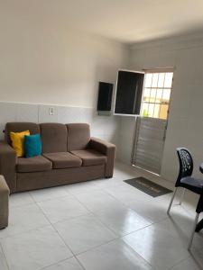 ein Wohnzimmer mit Sofa und Tisch in der Unterkunft Apartamento familiar aconchegante in Maragogi