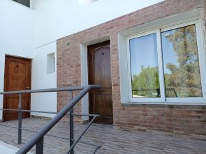 una puerta delantera de una casa de ladrillo con ventana en Givarolif en Salta