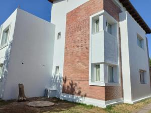 Edificio de ladrillo y blanco con ventana en Givarolif en Salta