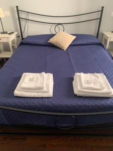 - un lit avec 2 serviettes dans l'établissement B&B La Cupella, à Monterotondo