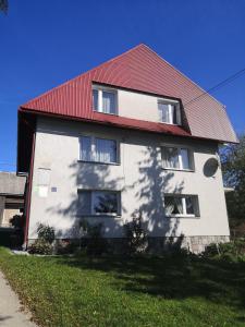 un grande edificio bianco con tetto rosso di Na Dziole a Lipnica Wielka