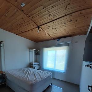 - une chambre avec un lit et un plafond en bois dans l'établissement Casa Quinta C pil max 6 Pers solo Estdías Familiar no Fiestas EN ORO VERDE, à Oro Verde