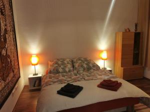 een slaapkamer met een bed met twee handdoeken erop bij 2Room Apartment Wlan Parking Delmenhorst in Delmenhorst