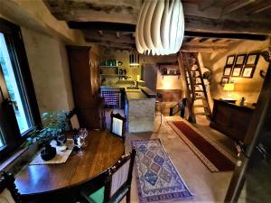 einen Blick über ein Zimmer mit einem Tisch und Stühlen in der Unterkunft Incantevole casa sul fiume, Relax e Natura ai piedi della Alpi Apuane in Massa
