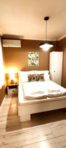 Postel nebo postele na pokoji v ubytování Rigó Apartman