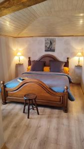 um quarto com uma grande cama de madeira num quarto em Le Domaine de Laurolie em Gaujacq