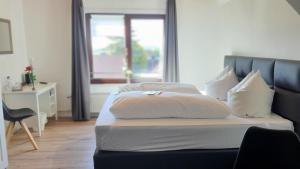 Hotel Schneiderhof في برونلاغ: سرير عليه وسادتين في غرفة النوم