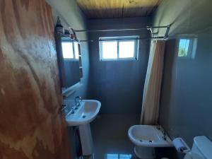 La salle de bains est pourvue d'un lavabo, de toilettes et d'un miroir. dans l'établissement Casa Quinta C pil max 6 Pers solo Estdías Familiar no Fiestas EN ORO VERDE, à Oro Verde