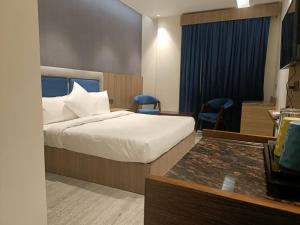 Lime Tree Hotel and Banquet Greater Noida客房内的一张或多张床位