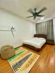 莎阿南的住宿－Setia Alam @ SCCC 3 Storey House，一间卧室配有两张床、风扇和地毯。
