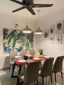 莎阿南的住宿－Setia Alam @ SCCC 3 Storey House，用餐室配有桌椅和吊扇
