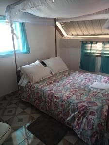 uma cama num quarto com um beliche em Hotel restaurant Foulpointe Loisir em Foulpointe