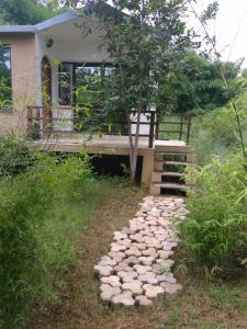 un camino de piedra frente a una casa en Bananchal farms, en Tāla