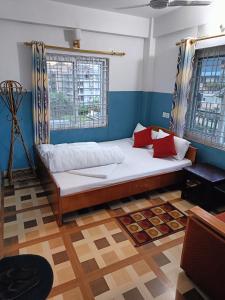 1 dormitorio con 1 cama grande en una habitación en R&R Guest House, en Pokhara