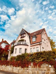 uma grande casa branca no topo de uma parede em Paterre Wohnung in der Rosa Villa em Selb