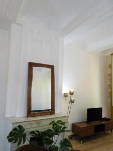 Televízia a/alebo spoločenská miestnosť v ubytovaní BLUE FOUNTAIN Luxueux Studio Aix Centre Historique -WIFI-SMART TV-