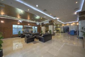 una hall con divani e sedie in un edificio di Orchid Vue Hotel a Dubai