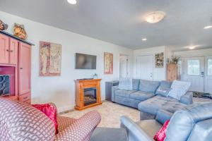 salon z kanapą i kominkiem w obiekcie Catamaran Cottage w mieście Waldport