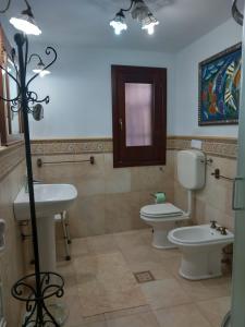 Casa vacanze Monterosso في Ravanusa: حمام مع مرحاض ومغسلة