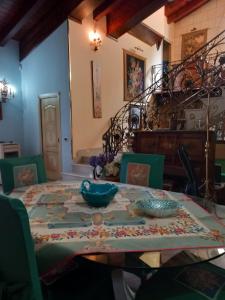 Casa vacanze Monterosso في Ravanusa: غرفة طعام مع طاولة مع وعاء أزرق عليها