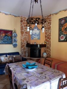 Casa vacanze Monterosso في Ravanusa: غرفة طعام مع طاولة ومدفأة