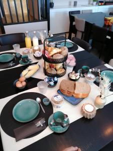 een tafel met veel eten erop bij Hotel Café de Sport in Velden