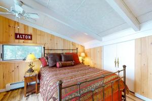 Schlafzimmer mit einem Bett und einem Deckenventilator in der Unterkunft Perfect Family Getaway Minge Cove Alton in Alton Bay