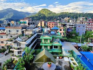 una vista aérea de una ciudad con edificios en R&R Guest House, en Pokhara