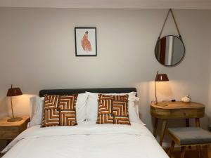 um quarto com uma cama com 2 candeeiros e um espelho em Private Main Door Lovely 2 bedroom apartment em Edimburgo