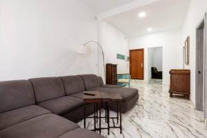 un soggiorno con divano e tavolo di Apartamento en Planta Baja en Badalona a Badalona