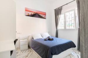 Habitación pequeña con cama y ventana en Apartamento en Planta Baja en Badalona en Badalona