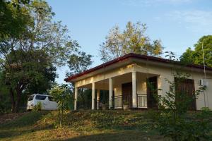 una casa con una furgoneta estacionada frente a ella en Green Haven Holiday Home en Anuradhapura