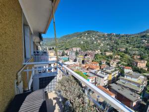 een balkon met uitzicht op de stad bij Casa Erica by PortofinoVacanze in Rapallo